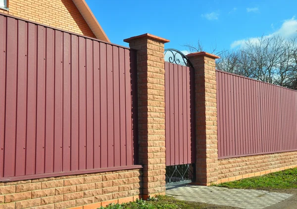 Red metal fence — Stock Photo, Image