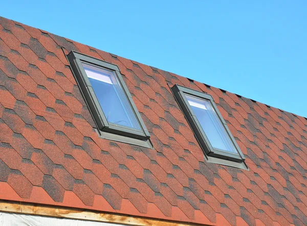 Dakbedekking bouw met nieuw geïnstalleerde zolder dakramen of dakvensters — Stockfoto