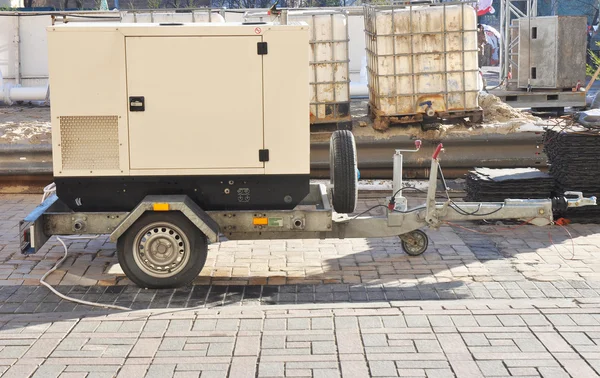 Generador de respaldo diesel móvil con tanques de combustible al aire libre . — Foto de Stock
