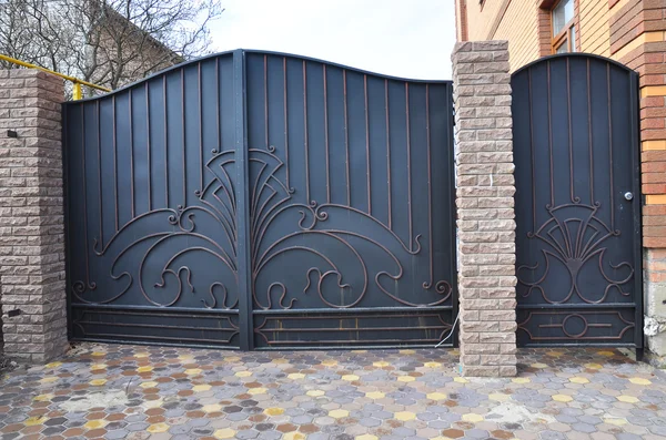 Installation of Stone and Metal Fence with Door and Gate for Car — Stock Photo, Image