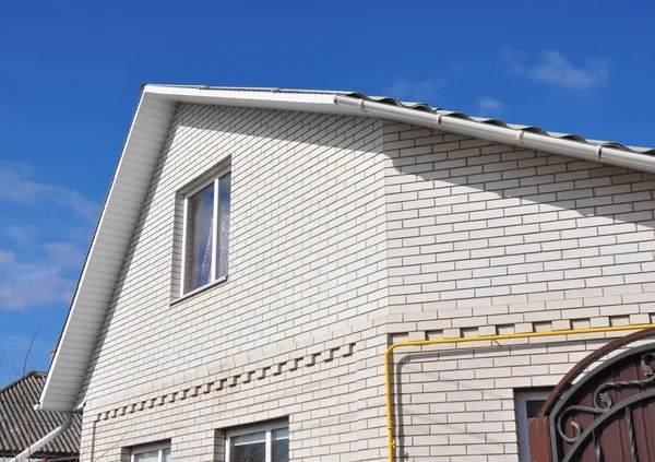 Nueva casa de ladrillo blanco con primer plano de áreas problemáticas para impermeabilización de canaletas de lluvia — Foto de Stock