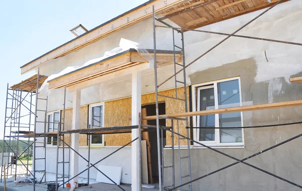 Renovierung des Bauernhauses mit Verputz und Anstrich in weißer Farbe — Stockfoto