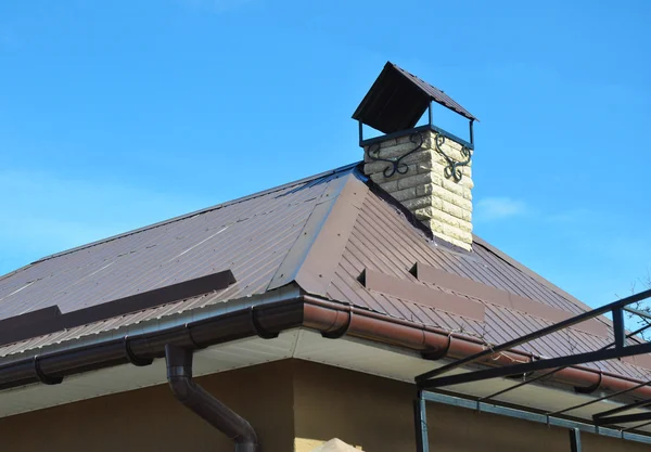 Gros plan sur le nouveau système de gouttière de pluie de la maison et la protection du toit contre la neige — Photo