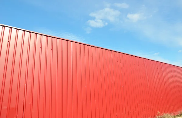 Valla de metal de perfil rojo —  Fotos de Stock