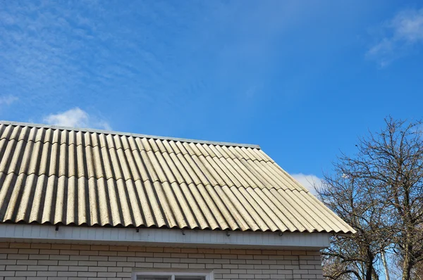 Tehlikeli asbest kiremit ev çatı üzerinde. — Stok fotoğraf