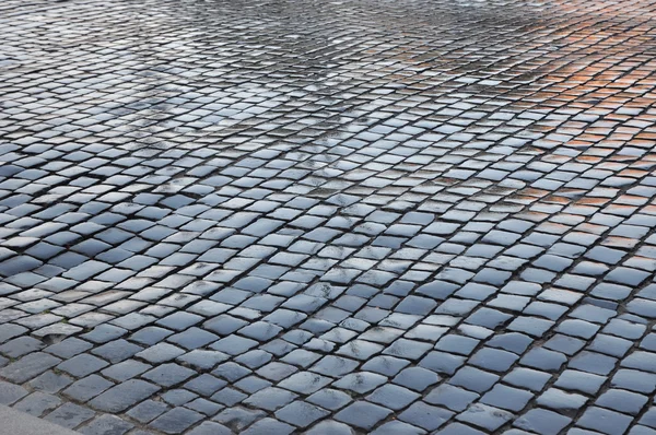 Viejo pavimento de adoquines de la ciudad europea mojado después de la lluvia . — Foto de Stock