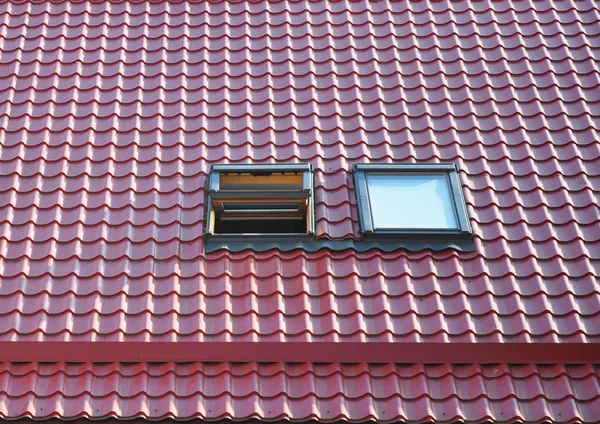Nahaufnahme von schön geöffneten Dachfenstern und Oberlichtern. Dachlukeninstallation. Oberlichtlösung. — Stockfoto