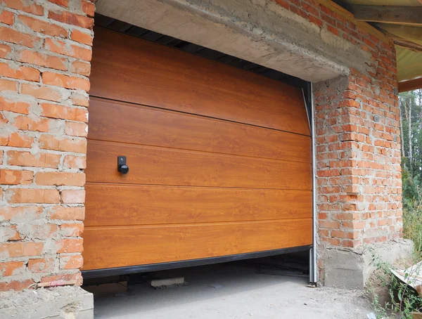 Installeer nieuwe huis garagedeur. Garage deur installatie. — Stockfoto