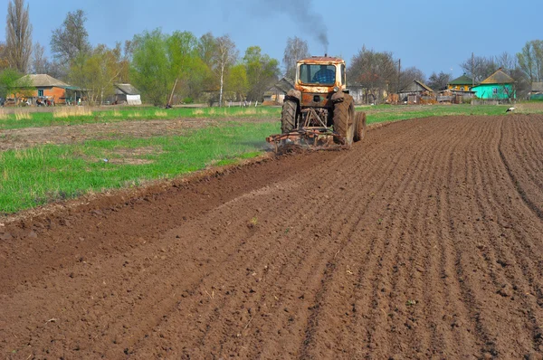 Close up sul campo di Plowing con vecchio trattore villaggio rustico . — Foto Stock