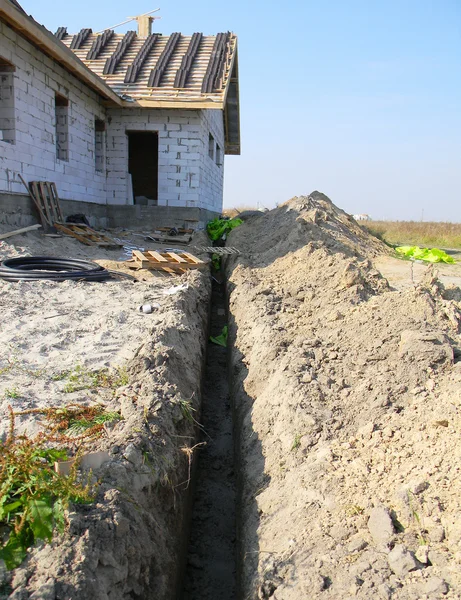 房屋建造过程中下水道管道的沟槽 — 图库照片