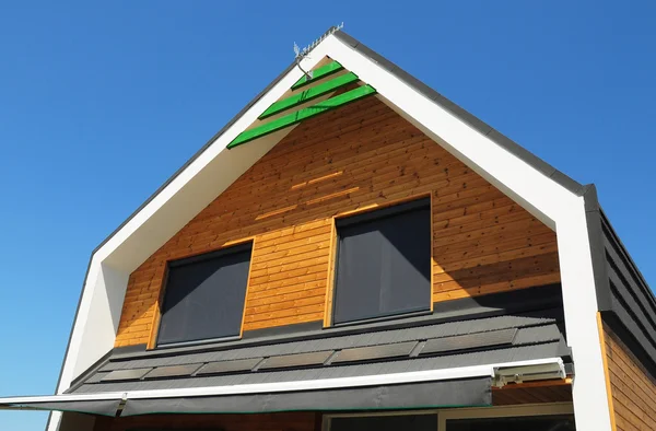 Ventanas de protección contra el sol y el calor. Utilice las cortinas de Windows, persianas, cortinas para la eficiencia energética de la casa . — Foto de Stock