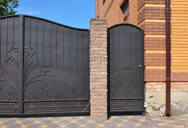 Close up on Installation of Metal Fence with Door and Gate — Stock Photo, Image