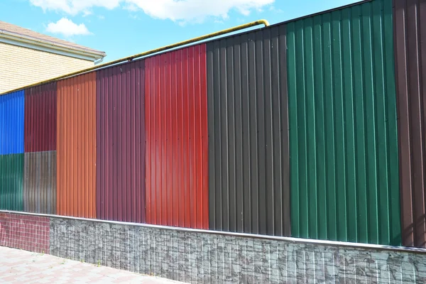 Pilas de varios paneles de valla de metal de colores y láminas de techo de metal para la venta. Materiales de construcción y construcción, tejas de acero de color para la venta . —  Fotos de Stock