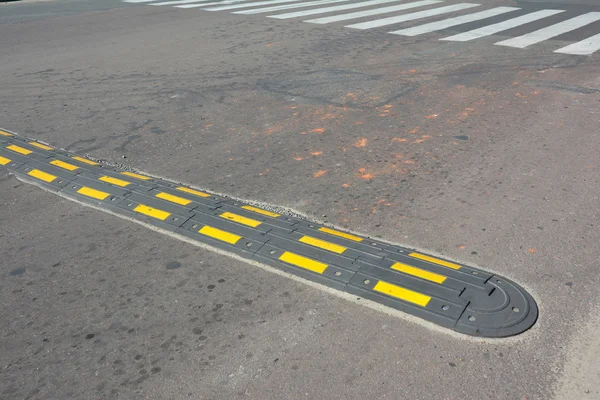 Velocità di sicurezza stradale con attraversamento su strada asfaltata. I dossi di velocità (o gli interruttori di velocità) sono il nome comune per una famiglia di dispositivi per calmare il traffico . — Foto Stock