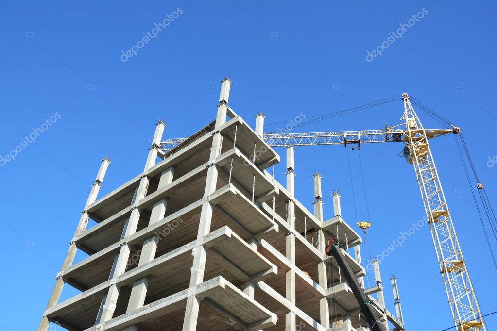 Kranbau neues Haus auf der Baustelle. Der Hausbau ist gut für das ... Kranbau neues Haus auf der Baustelle. Der Hausbau ist gut für das ...