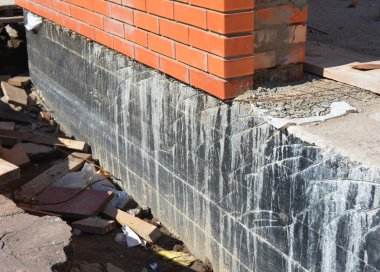 Temel su yalıtımı. Temel su yalıtımı ve Dampproofing kaplama. House foundation tar sprey ile su yalıtımı. Temel su yalıtımı için yapım teknikleri