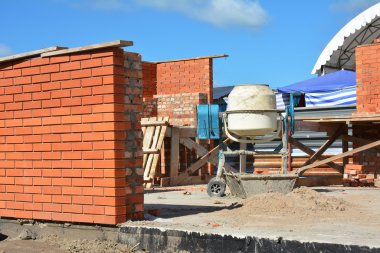 Çimento Mikser ev inşaat sitesinde. Beton mikseri, beton blender homojen çimento, agrega kum veya çakıl ve beton oluşturmak için su gibi bir araya getiren bir cihazdır.
