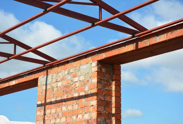 Window lintel construction. Steel roof trusses details with bricklaying frame windows construction. Steel Lintels. — Stock Photo, Image