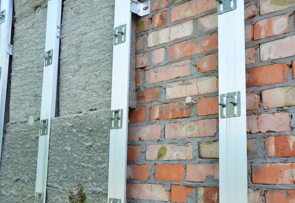Buitenkant huis isolatie muur. Huis isolatie & verminderde warmteverlies buiten voor energiebesparing — Stockfoto