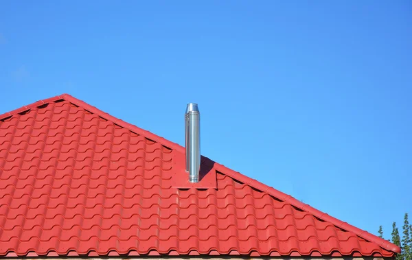 Nieuwe rood pannendak met metalen schoorsteen huis dakbedekking bouw buitenkant. — Stockfoto