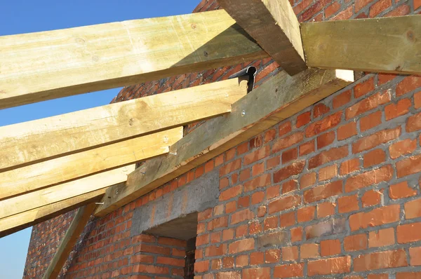 Da vicino su installazione di travi di legno all'atto di costruzione il sistema di capriata di tetto della casa. Costruzione di tetti. Edificio Attico Interno . — Foto Stock