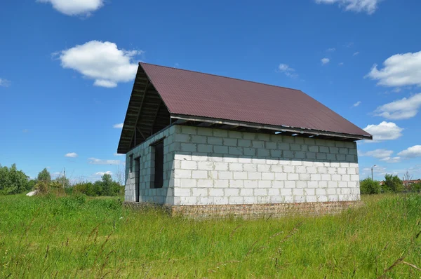 Střešní konstrukce a budování nových domu exteriéru stavby. Proces výstavby domů. — Stock fotografie