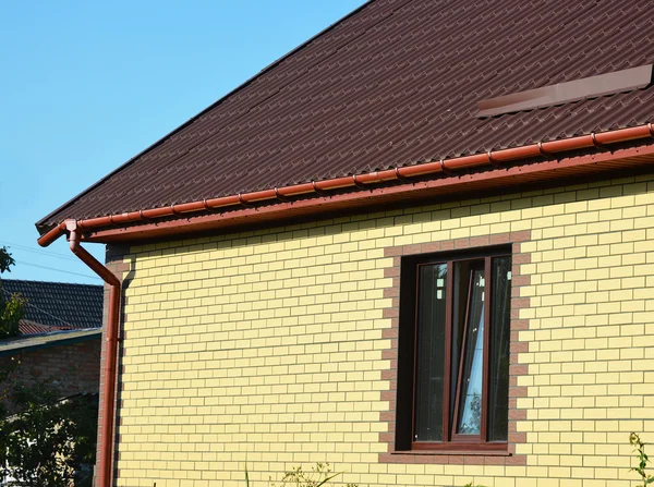 Open window brick house exterior. Open window in rural house. — Stock Photo, Image