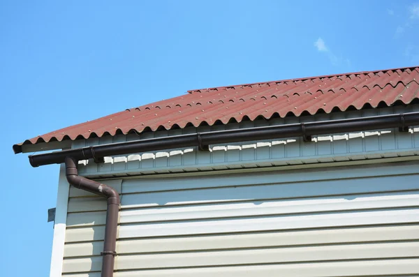 Hausbau mit Dach- und Regenrinnensystem als schlechtes Baubeispiel. — Stockfoto