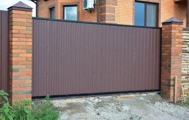 Tuğla ve Modern tarzı tasarım dekoratif Metal kapaklı Metal çit tuğla duvar yüzey dış kırık. Çelik çit kapısı ev tasarım fikirleri.