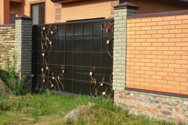 Tuğla çit kapısı Modern tarzı tasarım dekoratif tuğla duvar yüzeyi ile çimento ile. 