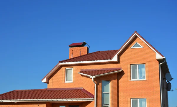 New Modern Brick House Facade Exterior. Modern House Construction. Hip and Valley roofing types. — Stock Photo, Image