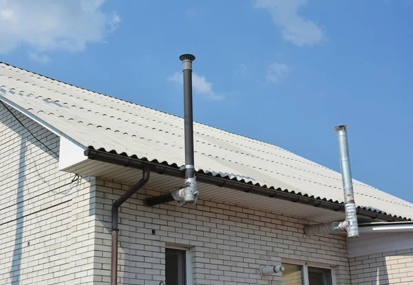 석면 지붕 및 부엌 굴뚝 연기와 비 개 골 창 — 스톡 사진