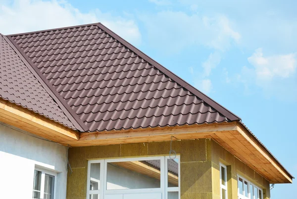 Roofing house and rock wool wall insulation detail. Building insulation exterior, added to buildings for comfort and energy efficiency. Soffit and Fascia installation. — Stock Photo, Image