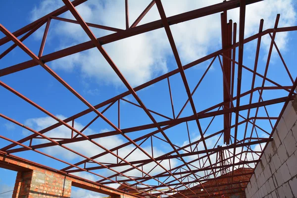 Techo de acero trusses detalles con nubes cielo fondo. cerchas de techo de acero sentado en la vista de poste de hormigón desde el interior de fábrica en casa . — Foto de Stock