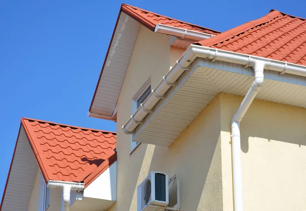 Una Casa Stucco Con Tetto Metallo Rosso Soffitta Condizionatore Aria — Foto Stock