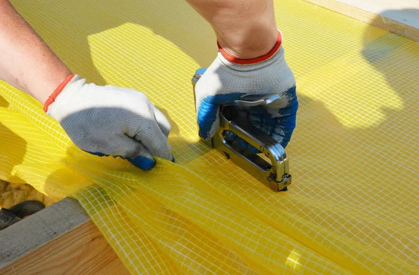 Een Aannemer Installeert Damp Barrière Plastic Nieten Nieten Aan Plafond — Stockfoto