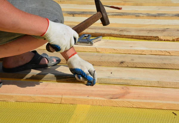 Takläggning Entreprenör Installerar Trä Hölje Däck Plankor Ångspärr Membran Med — Stockfoto