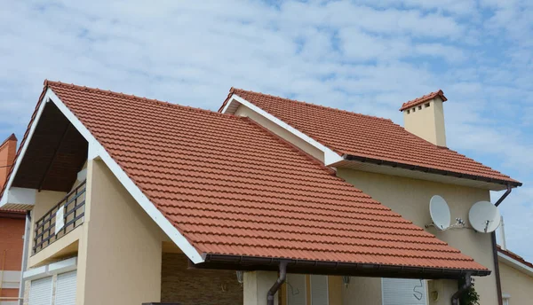 Close Stucco House Red Metal Tiled Double Gabled Roof Chimney — Stock Photo, Image