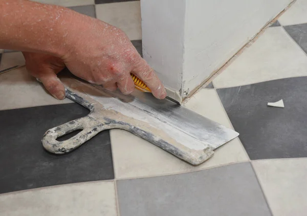 Building Contractor Installing Linoleum Flooring Drywall Partition Wall Cutting Crease — Stock Photo, Image