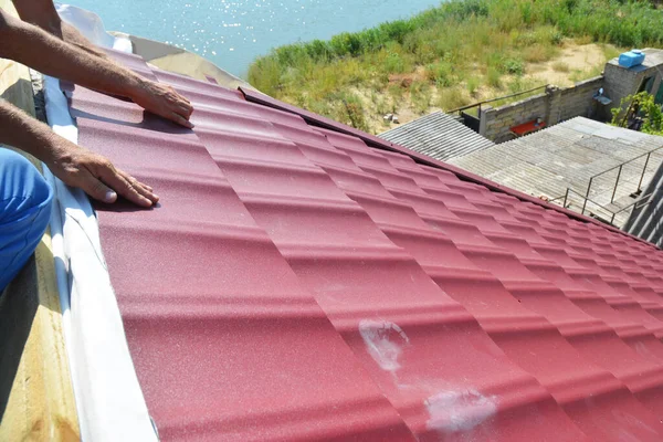 Dachdeckerarbeiten Ein Bauunternehmer Verlegt Rote Wellblechdachziegel Schilde Und Traufleisten Auf — Stockfoto