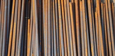 Çelik parmaklıkların güçlendirilmesi, beton zeminin güçlendirilmesinde kullanılan demirler, temeller, beton levhalar ve duvar inşaatları. İnşaat malzemeleri, inşaat arkaplanı.