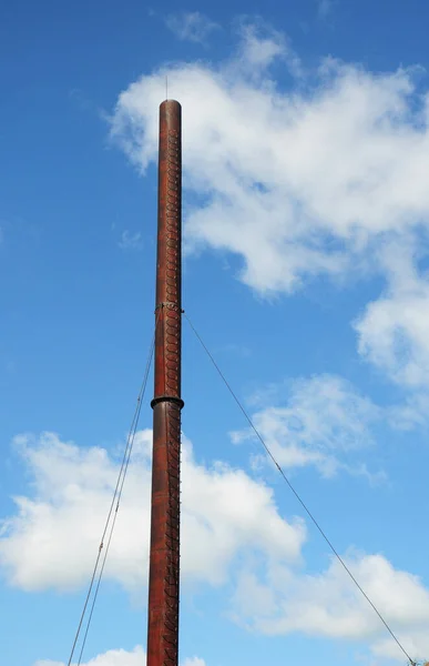 Uma Visão Uma Alta Pilha Vertical Gases Combustão Torre Fumaça — Fotografia de Stock