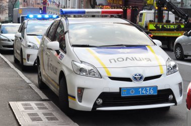 KYIV, UKRAINE - 10 Kasım 2020: Ukrayna 'nın yeni polis arabaları, Toyota Prius polis devriye arabaları Kyiv' in sokaklarından birinde. 