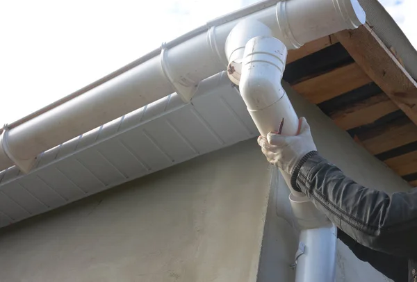 Installer Une Gouttière Pluie Sur Toit Avec Soffit Plastique Non — Photo