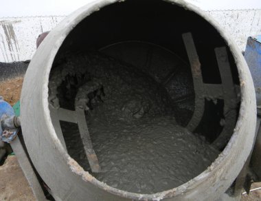 İnşaat alanında beton karıştıran çimento karıştırma makinesi, fıçı tipi mikser.. 