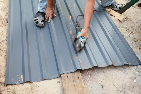 Contratista Del Edificio Está Cortando Hoja Techo Metal Corrugado Usando — Foto de Stock