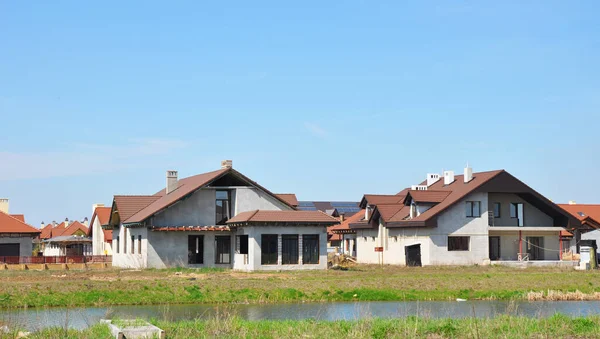 Bouw Van Nieuwe Energiezuinige Eengezinswoningen Een Huisje Aan Oever Van — Stockfoto