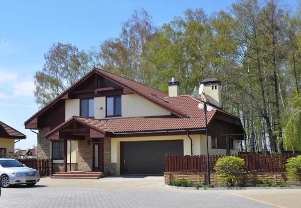 Uma Casa Moderna Exterior Com Telhado Azulejos Metal Chaminés Calhas — Fotografia de Stock