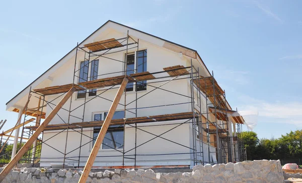 Ház Külső Felújítása Rendereléssel Szigeteléssel Vakolással Stukkó Alkalmazásával Ház Homlokzatának — Stock Fotó