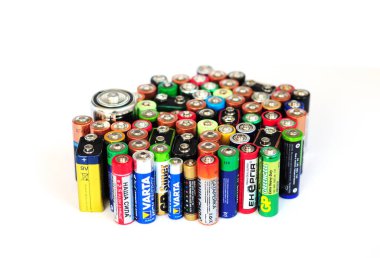 KYIV, UKRAINE - Kasım 06, 2020: Farklı renk ve tipte lityum iyon pilleri pil geri dönüşümü, enerji depolama veya elektronik cihazlar için bir güç kaynağı.